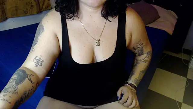 Snapshot of ANGELIQUE_KLANE chatting on 10.15.25 ANGELIQUE KLANE online show from 10.15.25