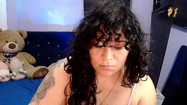 Snapshot of ANGELIQUE_KLANE chatting on 11.19.25 ANGELIQUE KLANE online show from 11.19.25