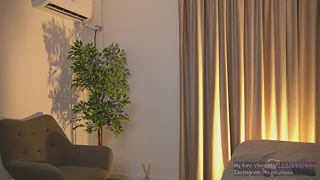 Snapshot of AlyonaX chatting on 11.17.25 AlyonaX online show from 11.17.25