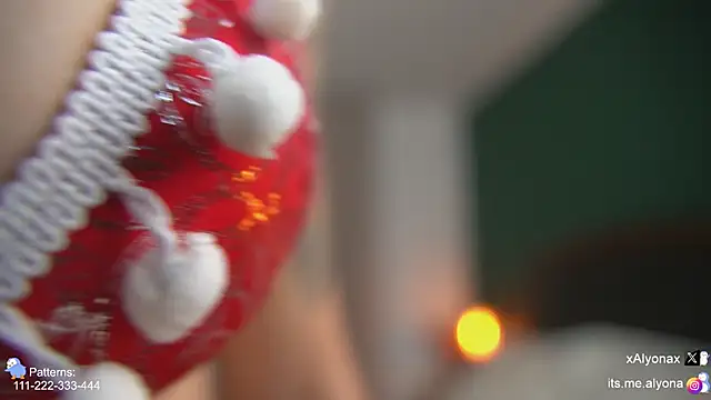 Snapshot of AlyonaX chatting on 11.22.25 AlyonaX online show from 11.22.25