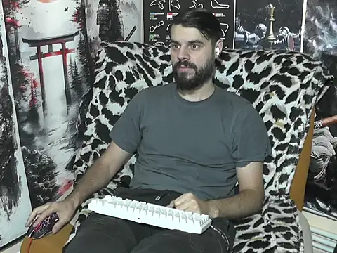 Snapshot of 00george chatting on 12.05.25 00george online show from 12.05.25