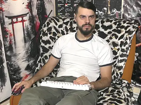 Snapshot of 00george chatting on 12.15.25 00george online show from 12.15.25