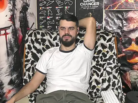 Snapshot of 00george chatting on 12.16.25 00george online show from 12.16.25