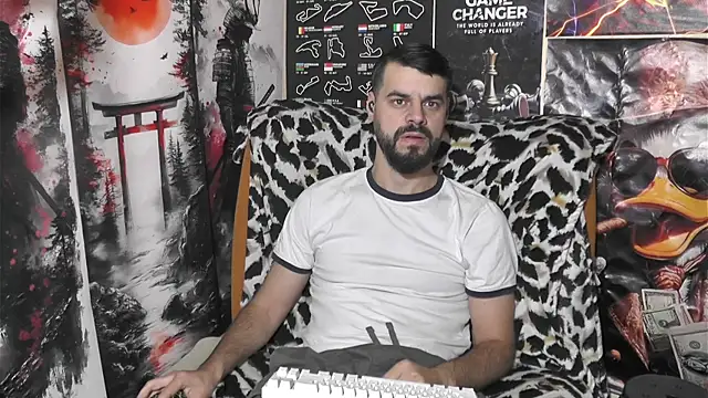 Snapshot of 00george chatting on 12.17.25 00george online show from 12.17.25