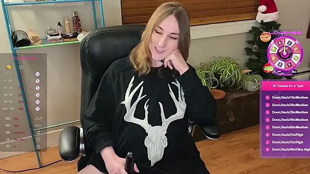 Snapshot of luluvaladon chatting on 12.25.24 luluvaladon online show from 12.25.24