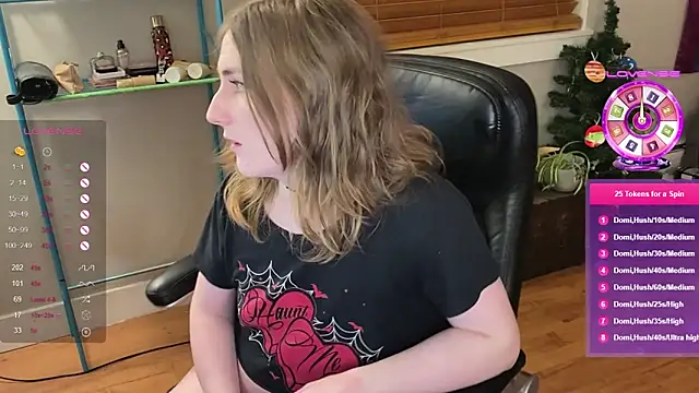 Snapshot of luluvaladon chatting on 01.07.25 luluvaladon online show from 01.07.25