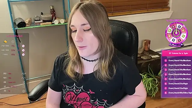 Snapshot of luluvaladon chatting on 01.15.25 luluvaladon online show from 01.15.25