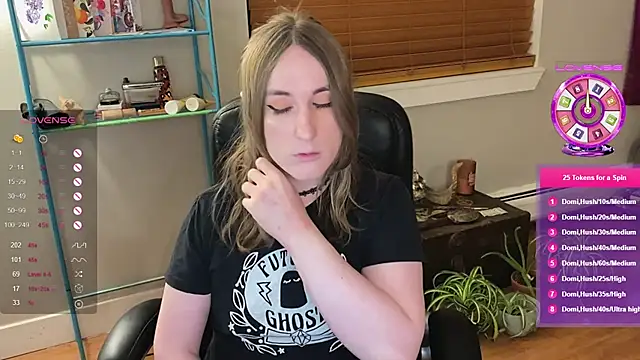 Snapshot of luluvaladon chatting on 01.21.25 luluvaladon online show from 01.21.25