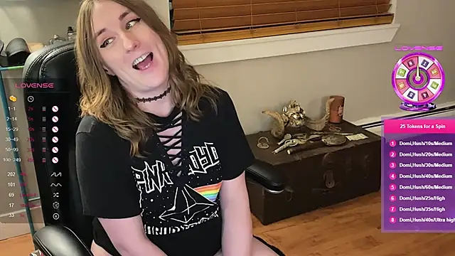 Snapshot of luluvaladon chatting on 01.24.25 luluvaladon online show from 01.24.25