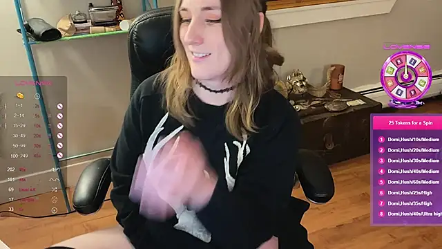 Snapshot of luluvaladon chatting on 01.27.25 luluvaladon online show from 01.27.25