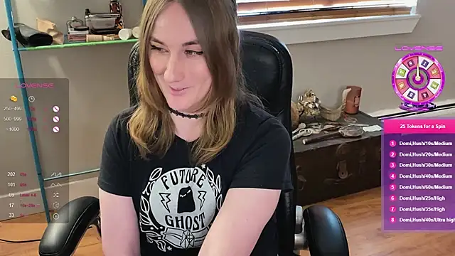 Snapshot of luluvaladon chatting on 02.05.25 luluvaladon online show from 02.05.25