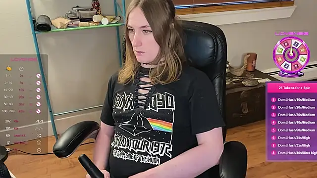 Snapshot of luluvaladon chatting on 02.19.25 luluvaladon online show from 02.19.25