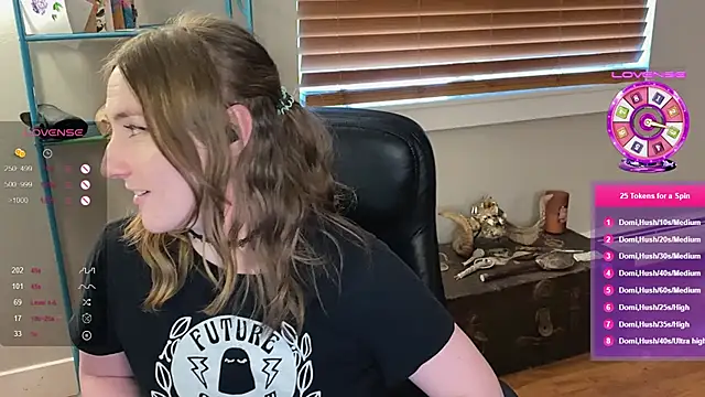 Snapshot of luluvaladon chatting on 02.22.25 luluvaladon online show from 02.22.25