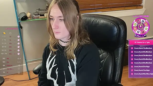 Snapshot of luluvaladon chatting on 02.24.25 luluvaladon online show from 02.24.25