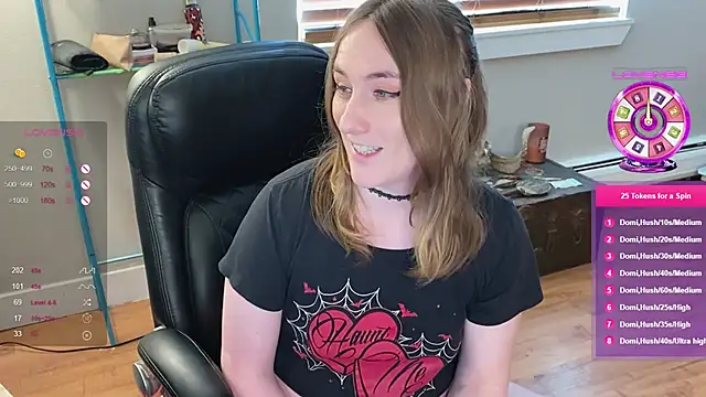 Snapshot of luluvaladon chatting on 02.24.25 luluvaladon online show from 02.24.25