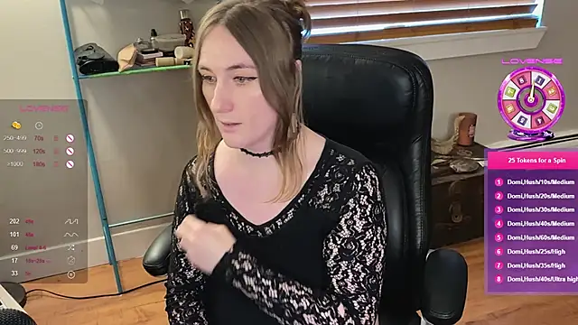 Snapshot of luluvaladon chatting on 02.26.25 luluvaladon online show from 02.26.25