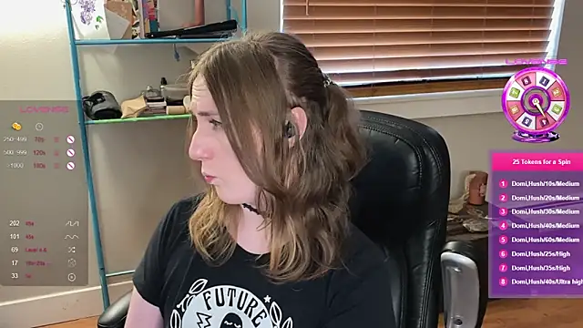 Snapshot of luluvaladon chatting on 02.28.25 luluvaladon online show from 02.28.25