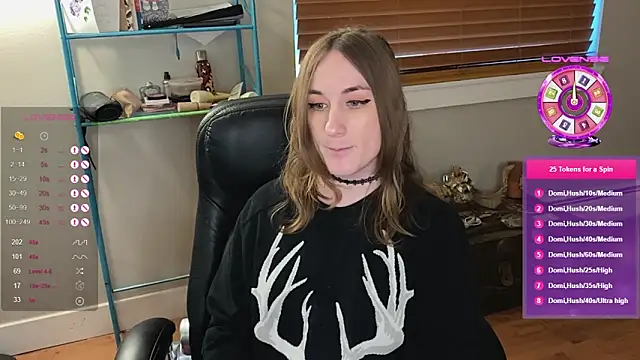 Snapshot of luluvaladon chatting on 03.05.25 luluvaladon online show from 03.05.25