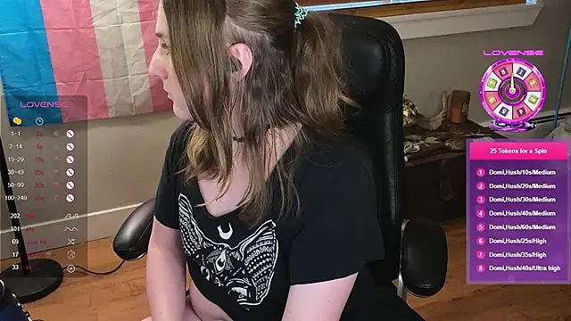 Snapshot of luluvaladon chatting on 03.19.25 luluvaladon online show from 03.19.25