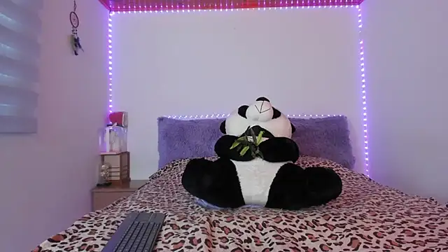 Snapshot of Arenne_rouse chatting on 12.20.25 Arenne rouse online show from 12.20.25