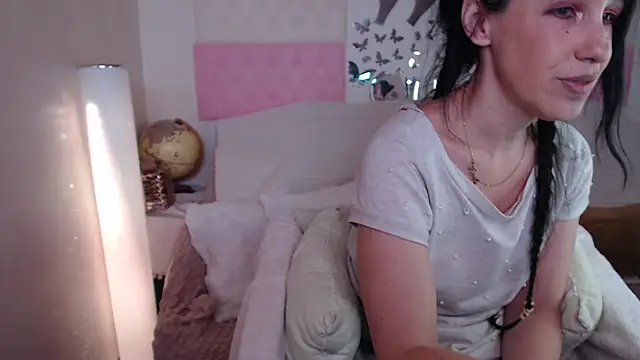 Snapshot of -carla- chatting on 11.26.25 -carla- online show from 11.26.25