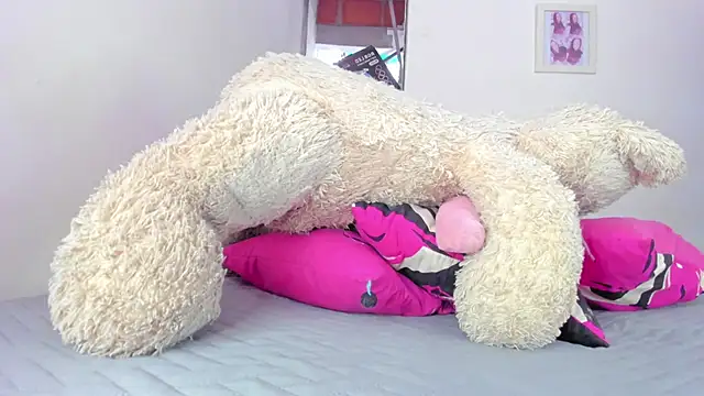 Snapshot of briitany_hot chatting on 12.17.25 briitany hot online show from 12.17.25