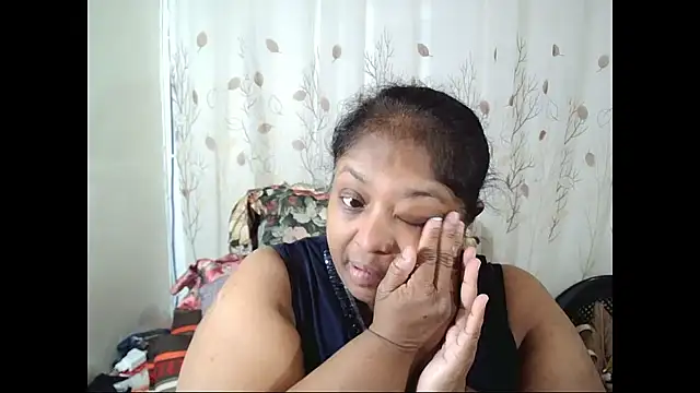 Snapshot of Indiantasha chatting on 11.24.25 Indiantasha online show from 11.24.25