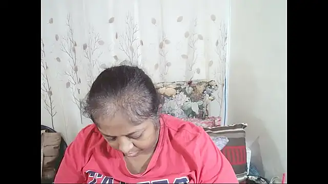 Snapshot of Indiantasha chatting on 06.18.26 Indiantasha online show from 06.18.26