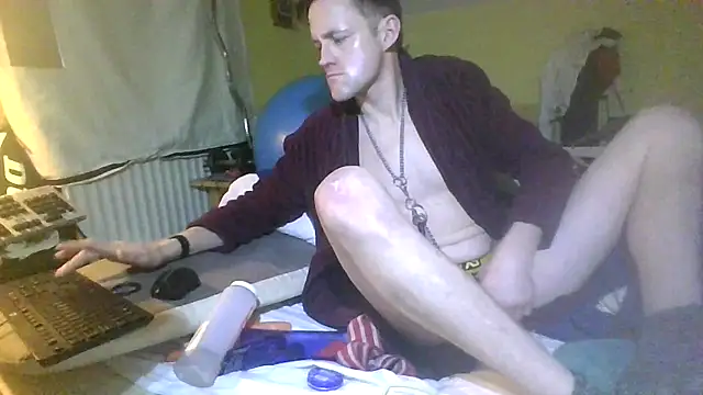 Snapshot of londonfuckwhore chatting on 01.31.25 londonfuckwhore online show from 01.31.25