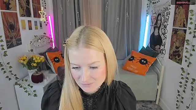 Laly Peach online show from 10.28.25