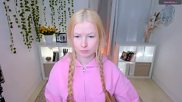 Laly Peach online show from 03.04.26