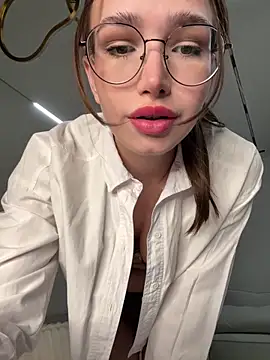 Snapshot of stefannichka chatting on 11.17.25 stefannichka online show from 11.17.25