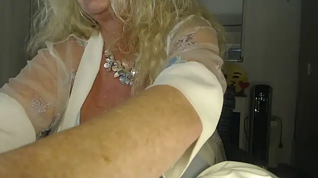 Snapshot of THESensualhorny chatting on 03.04.25 THESensualhorny online show from 03.04.25