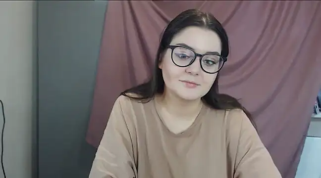 Snapshot of ohhhMie chatting on 02.02.25 ohhhMie online show from 02.02.25