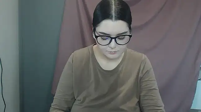 Snapshot of ohhhMie chatting on 02.15.25 ohhhMie online show from 02.15.25