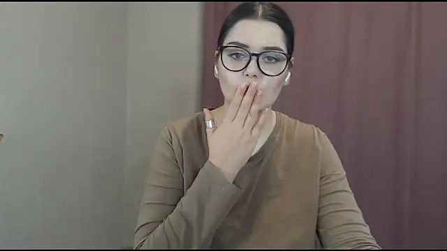 Snapshot of ohhhMie chatting on 02.20.25 ohhhMie online show from 02.20.25