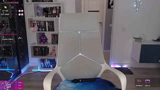 Emma Bryan online show from 10.25.25