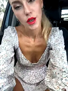 Snapshot of nicole_98 chatting on 10.10.25 nicole 98 online show from 10.10.25