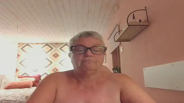 Snapshot of GrannyChrissy68 chatting on 11.25.25 GrannyChrissy68 online show from 11.25.25
