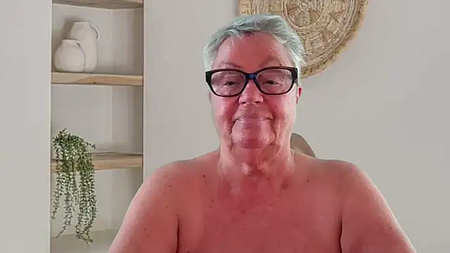 GrannyChrissy68 online show from 04.25.26