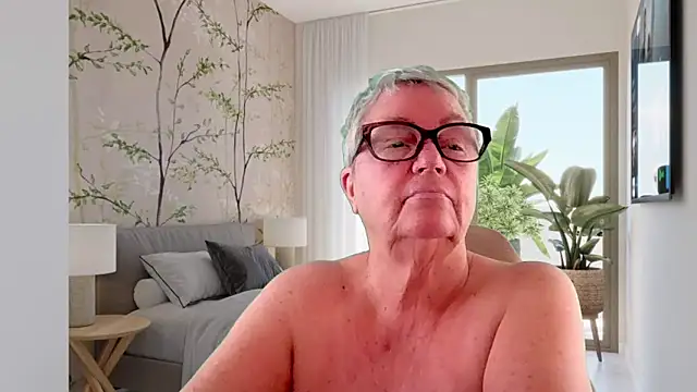 GrannyChrissy68 online show from 06.17.26