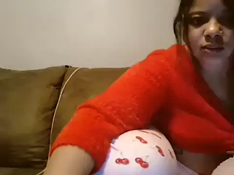 Snapshot of beautylovess chatting on 03.08.25 beautylovess online show from 03.08.25