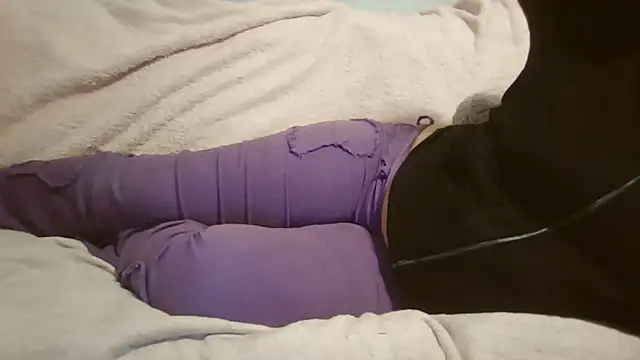 Snapshot of beautylovess chatting on 10.23.25 beautylovess online show from 10.23.25