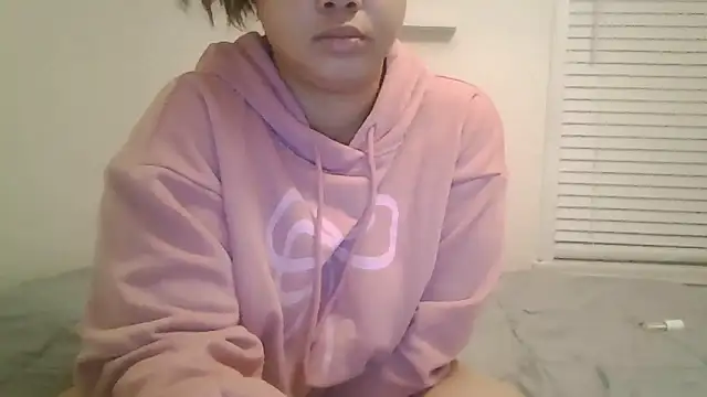 Snapshot of beautylovess chatting on 11.10.25 beautylovess online show from 11.10.25