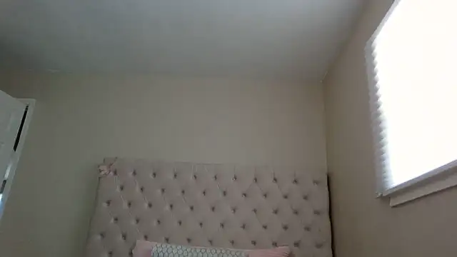 Snapshot of beautylovess chatting on 12.15.25 beautylovess online show from 12.15.25