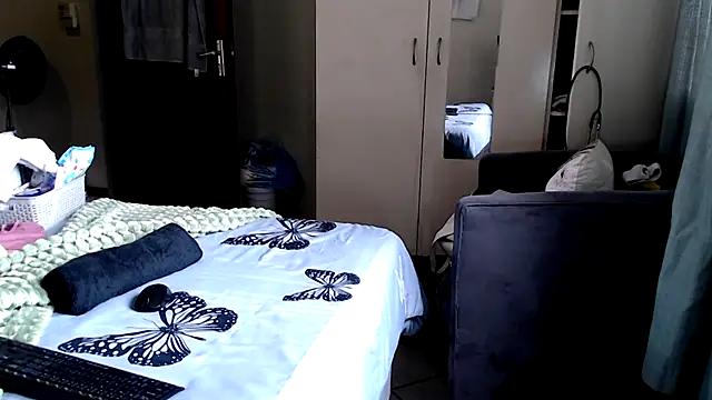 Snapshot of FitSelina66 chatting on 09.17.25 FitSelina66 online show from 09.17.25