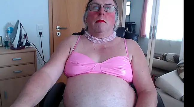 Snapshot of Sissygera chatting on 01.11.25 Sissygera online show from 01.11.25