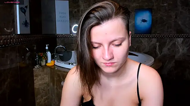 Snapshot of MelindaTin chatting on 02.21.25 MelindaTin online show from 02.21.25