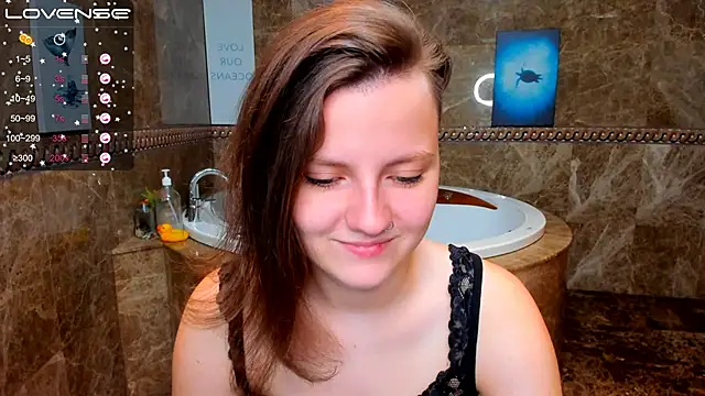 Snapshot of MelindaTin chatting on 09.09.25 MelindaTin online show from 09.09.25