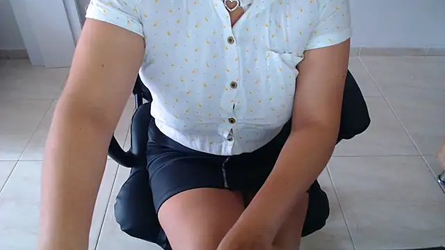 Snapshot of Ixchel_Anaid chatting on 10.03.25 Ixchel Anaid online show from 10.03.25